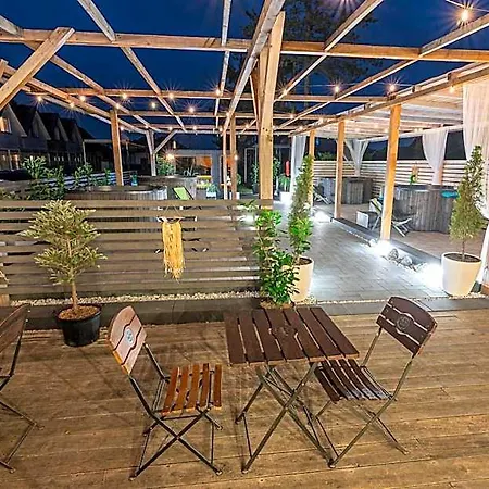 فندق Old Tree & Restaurant